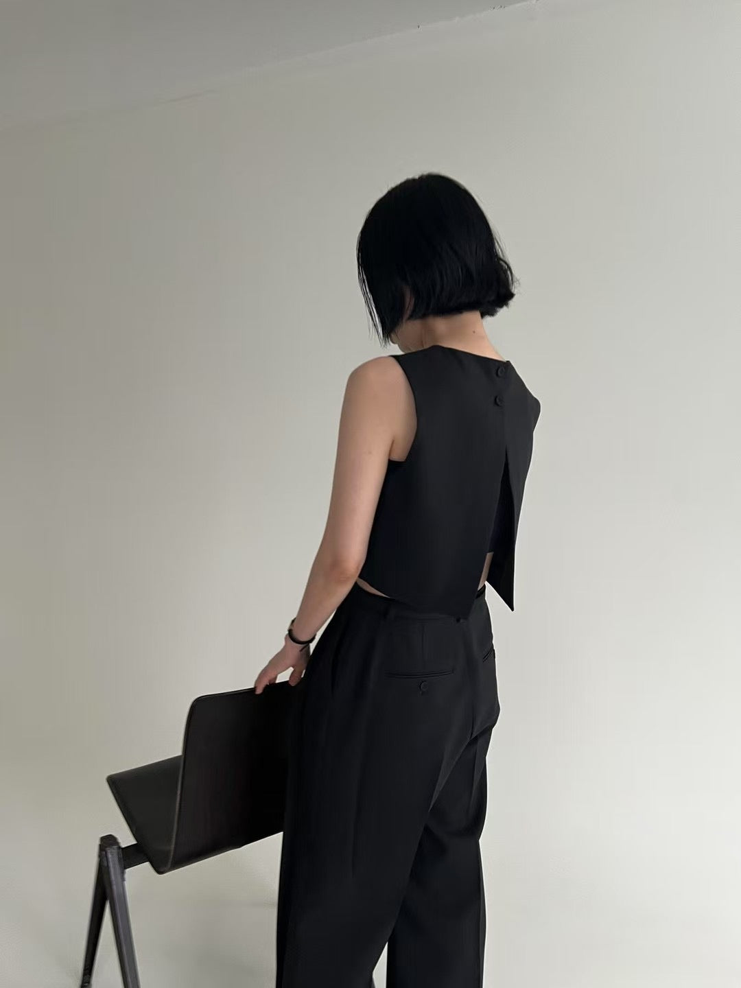 Lamagie Femme // 型格小圓領短版後背開叉背心 三色入